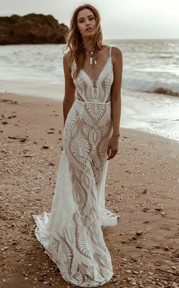 Vestido de novia bohemio de encaje floral con escote sirena y cola larga para playa